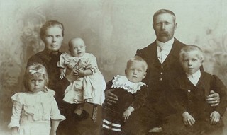 1904 - Bertha+Anna+Toralf+Karl+Karolius+Kristian - Cropped